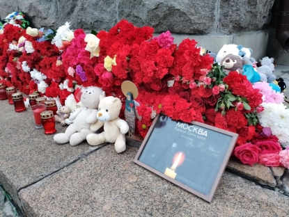 Что происходит у стихийного мемориала жертвам теракта в «Крокус Сити Холл»