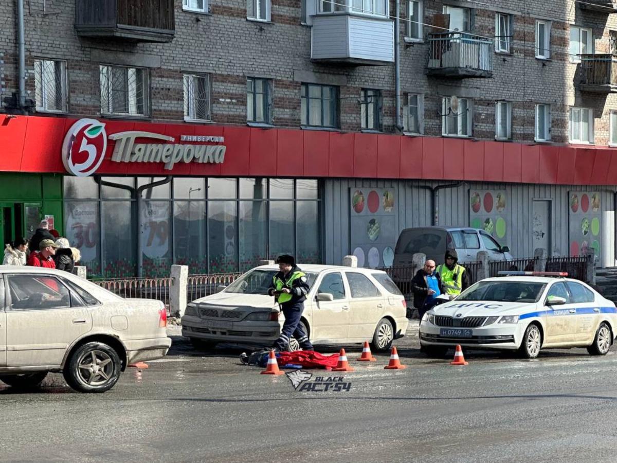 Троллейбус насмерть сбил мужчину в Новосибирске