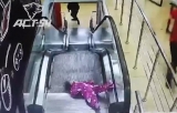 Ребенка едва не затянуло в эскалатор в ТЦ – что говорят сотрудники