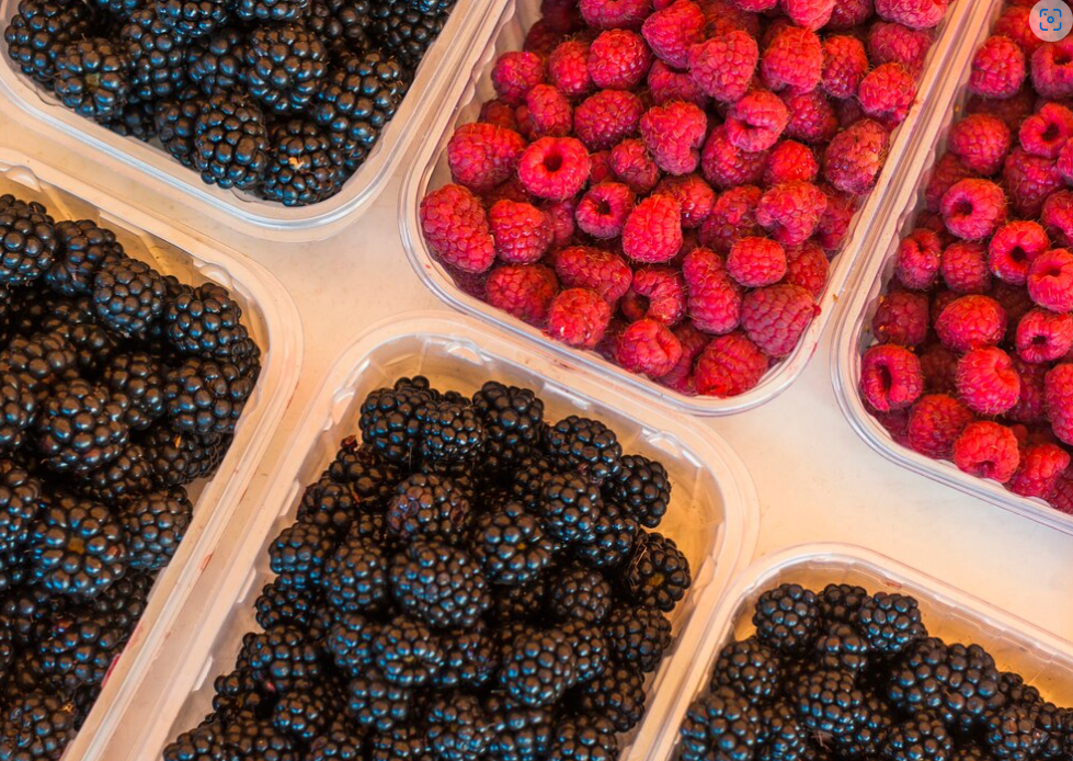 Берегите свое здоровье, не покупайте ягоды не в сезон: какую опасность они несут