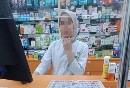 Новосибирцы требуют снять платок, напоминающий им хиджаб, с головы фармацевта