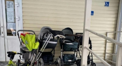 В новосибирской поликлинике неизвестные массово воруют детские коляски