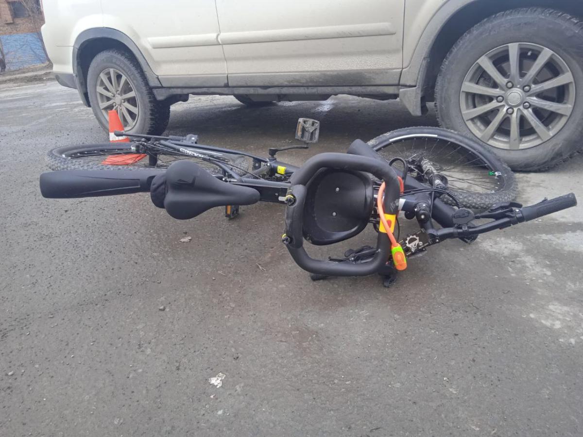 Велосипедиста с ребенком сбили на перекрестке в Новосибирске