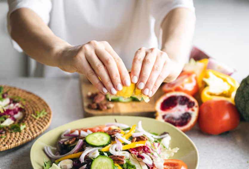 Не отказывайте себе во вкусном ужине: эти продукты можно есть на ночь – не прибавите ни грамма