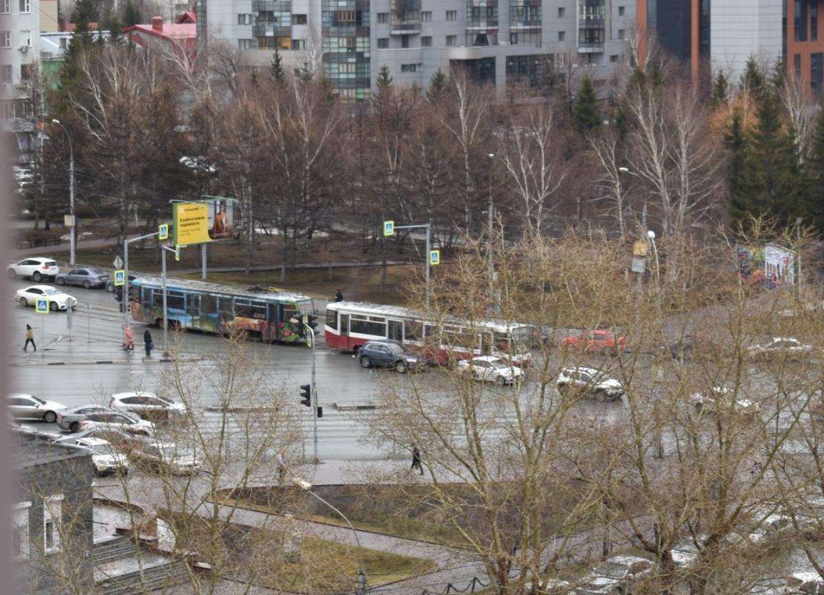 По Новосибирску протащили сгоревший 13-й трамвай