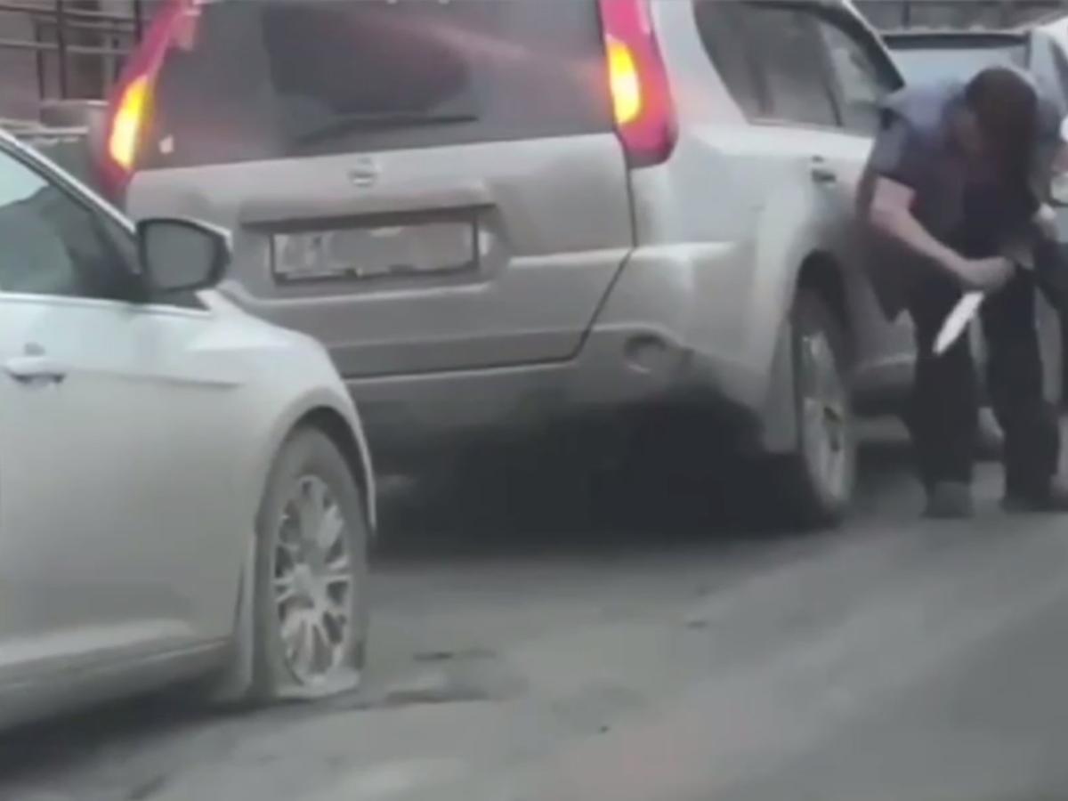 В Новосибирске задержали порезавшего ножом колеса авто мужчину