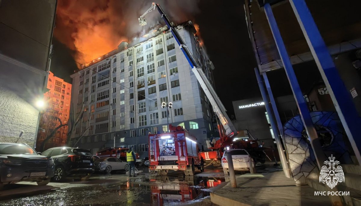 Крыша многоэтажки горела в центре Новосибирска