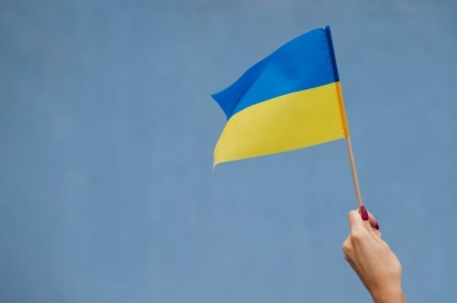 «Любой пиар, кроме некролога»: почему коммунист покрасил бордюры в цвета украинского флага