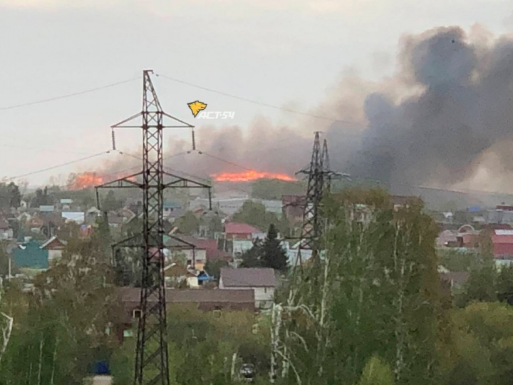 Свалка загорелась на левом берегу Новосибирска