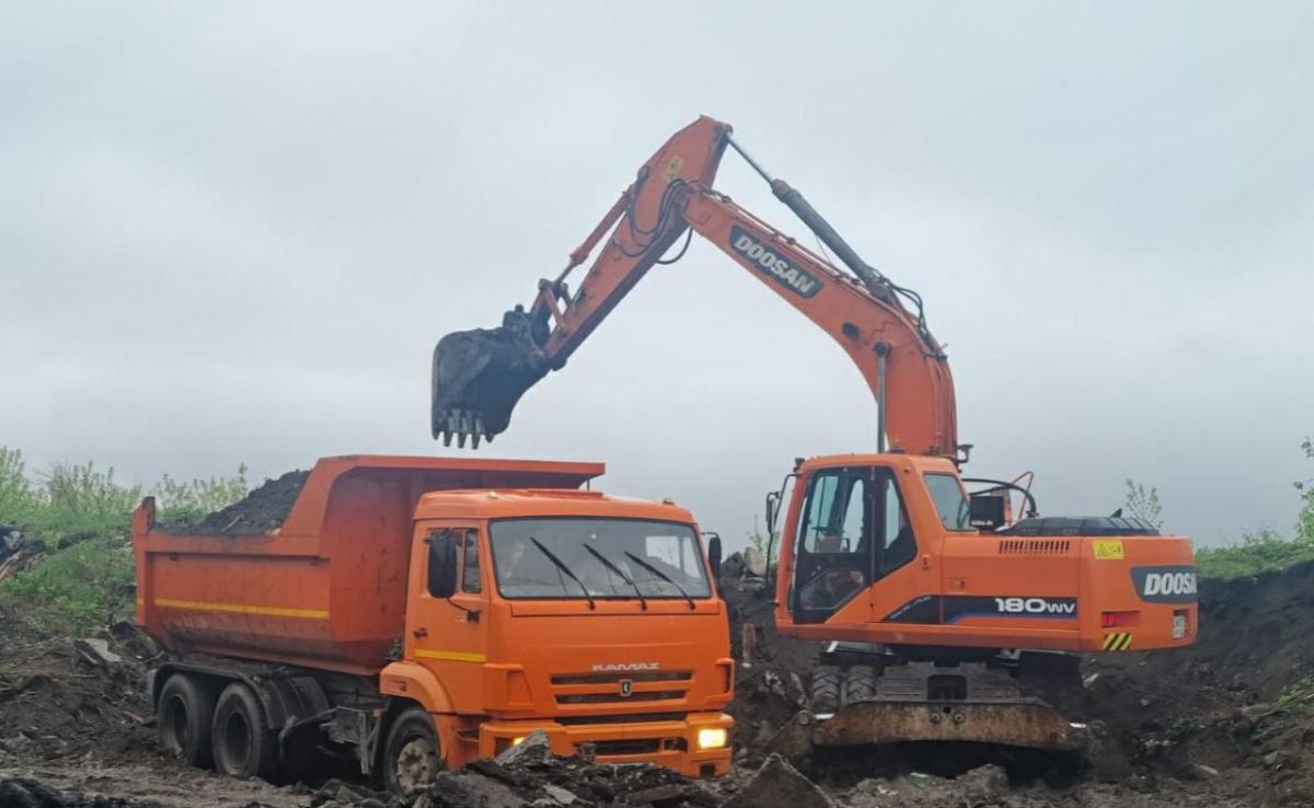 На горящий мусорный полигон направлена дополнительная техника