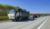 Водитель «Фольксвагена» врезался в стоящий грузовик и погиб