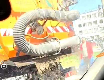 «Ассенизатор в деле»: коммунальная техника сливала отходы на асфальт