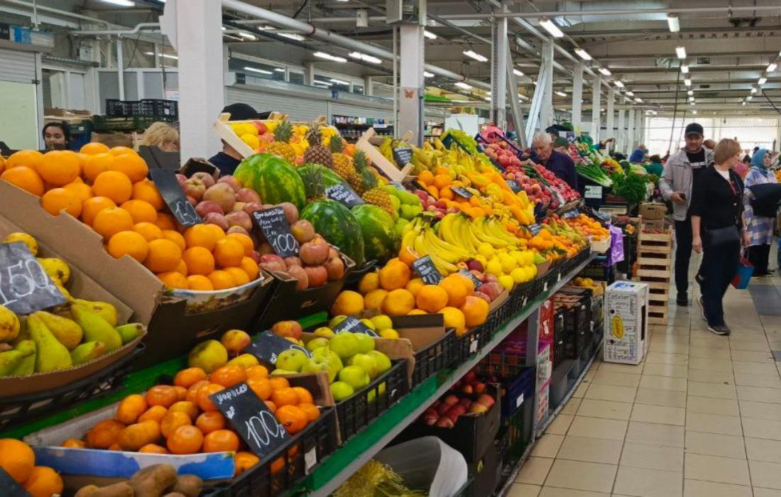 «Зачем тебе документы?»: в Новосибирске начали продавать свежие фрукты – и нелегально тоже