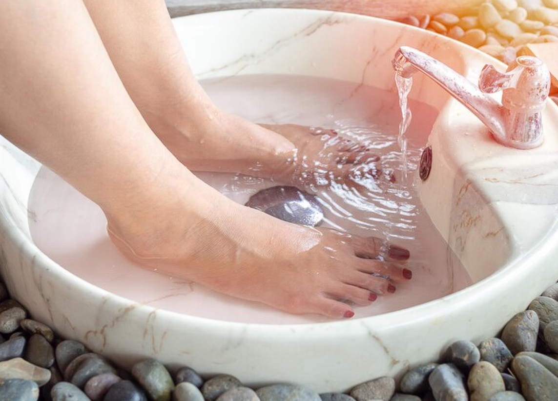 Рецепт универсальной ванночки для ног: один компонент против множества проблем