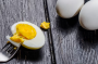 Желток яйца – «холестериновая бомба»: правда ли, что лучше есть только белок?