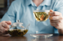 Еще одно полезное свойство зеленого чая: пейте, если много нервничаете и тревожитесь