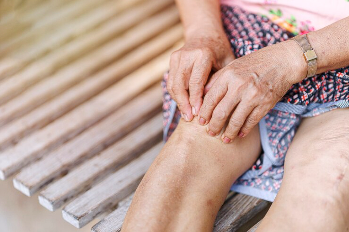 Хороший знахарский рецепт для пожилых людей, у которых начинают болеть ноги