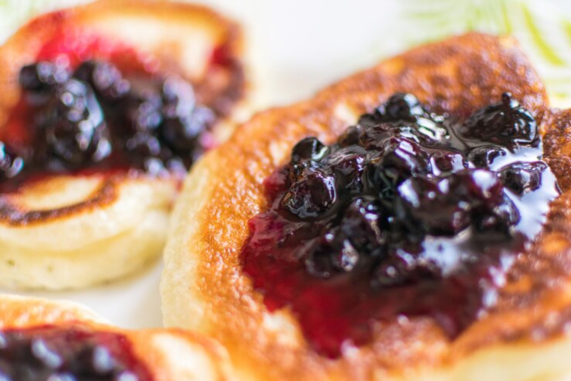 Скоро созреет жимолость: сохраняйте рецепт вкуснейших булочек с «макушкой» из этой ягодки
