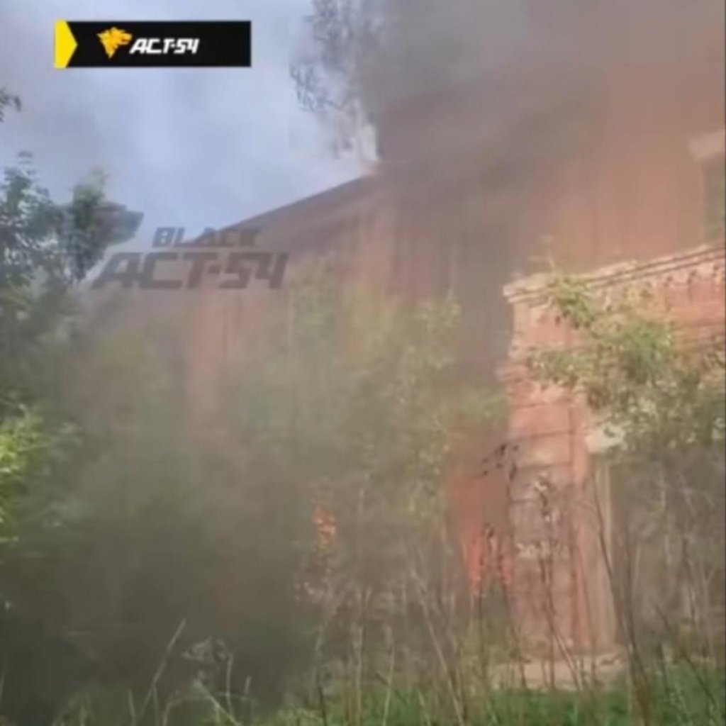 История горит: в Военном городке пламя охватило казарму
