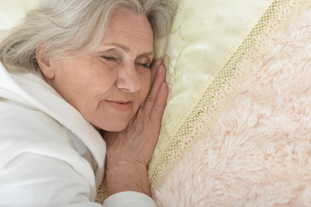 Можно ли спать днем, если вам за 55-60: что об этом говорят врачи и ученые