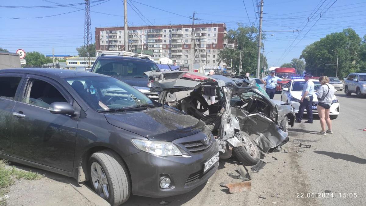 Водитель погиб в жутком ДТП у авторынка 