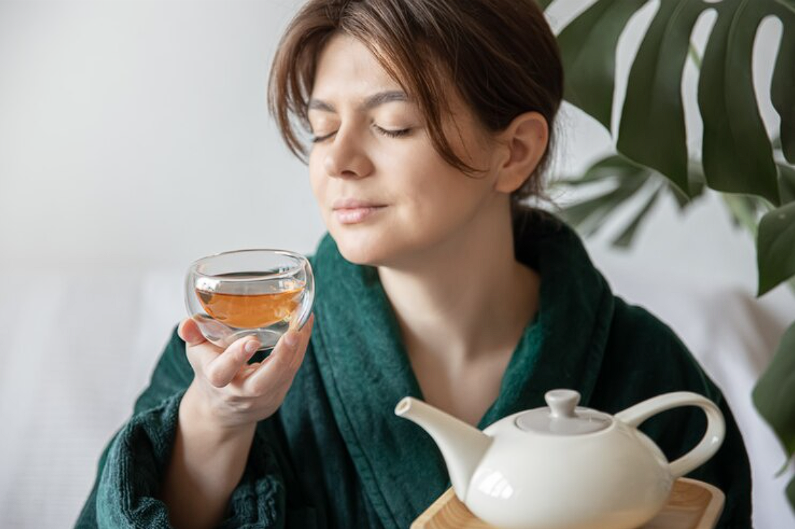 Самые полезные чаи для поддержания женского здоровья: улучшат сон, гормоны, настроение