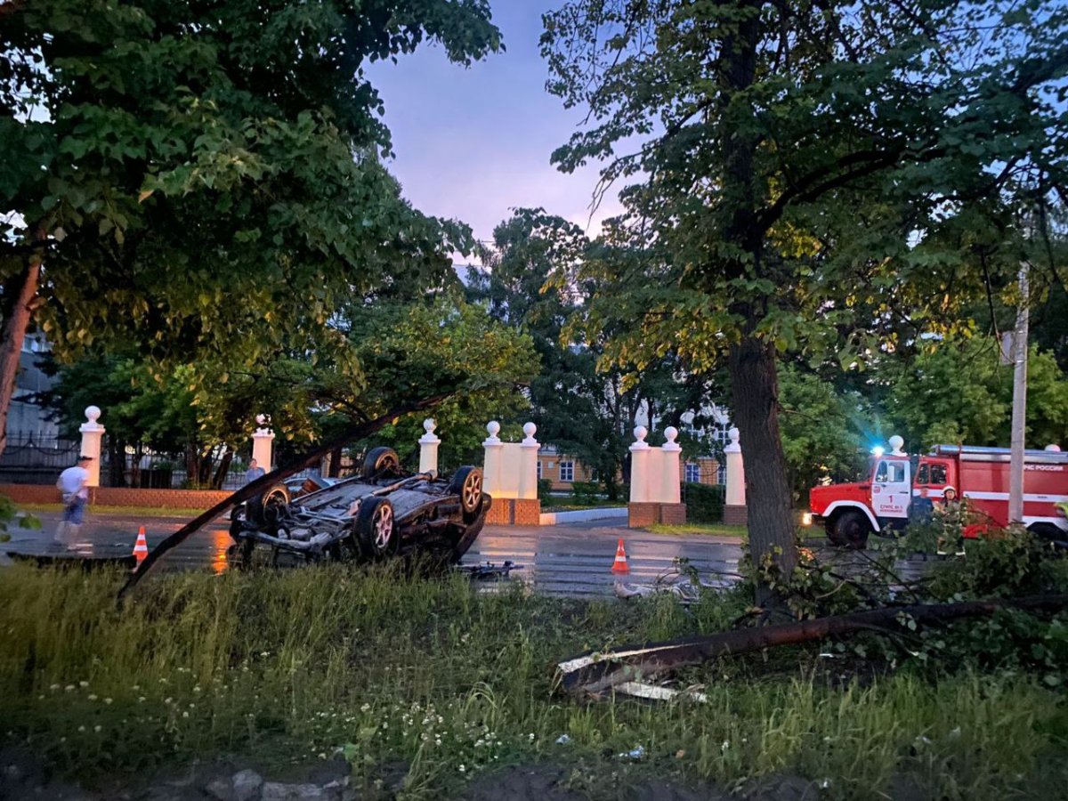 Водитель «Субару» погиб после наезда на бордюр и дерево