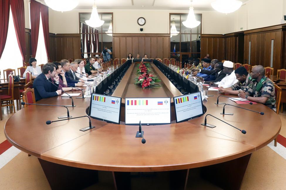 Делегация из стран Африки посетила новосибирский парламент