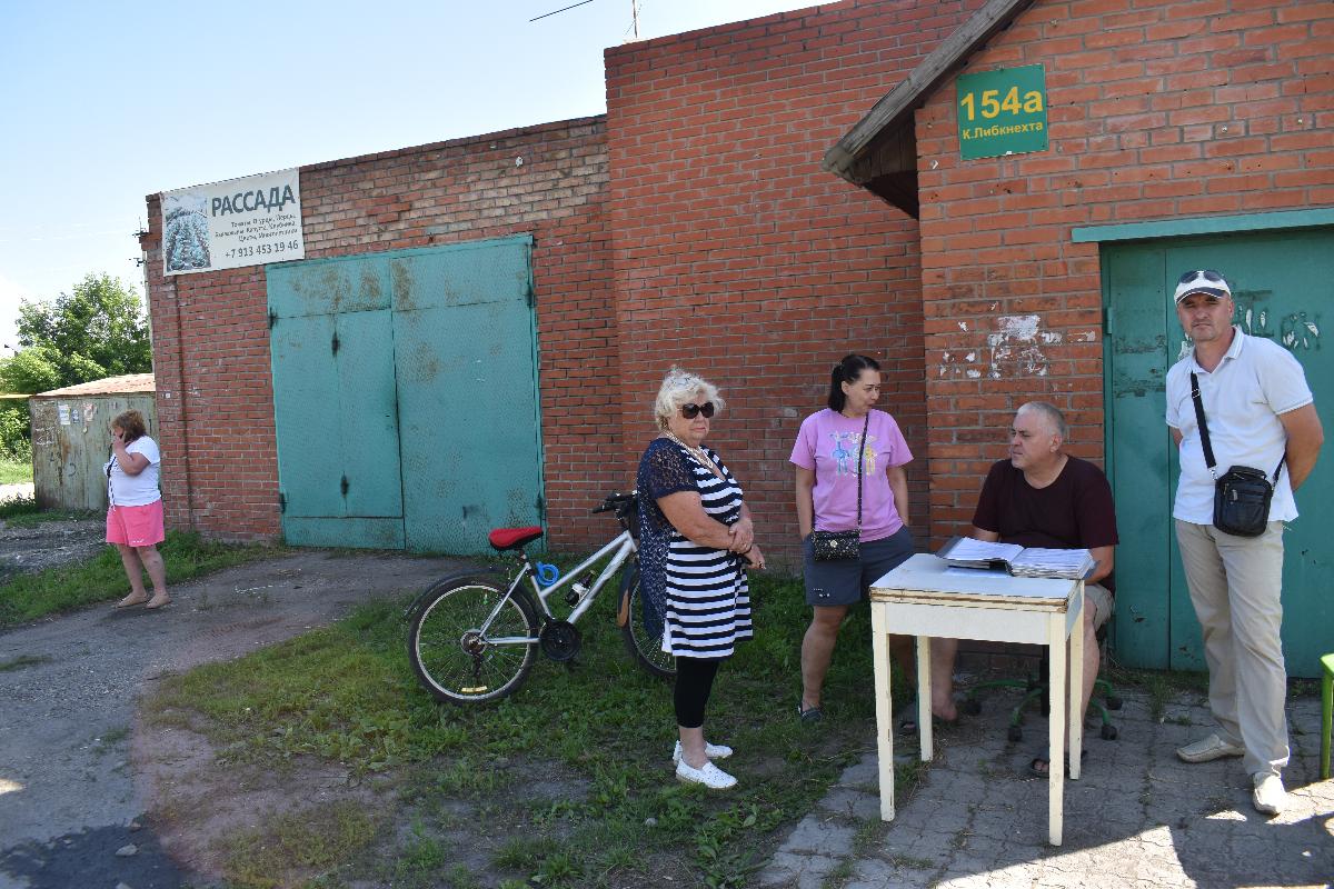 «Нас выдавливают из своих домов»: жители Октябрьского района восстали против КРТ