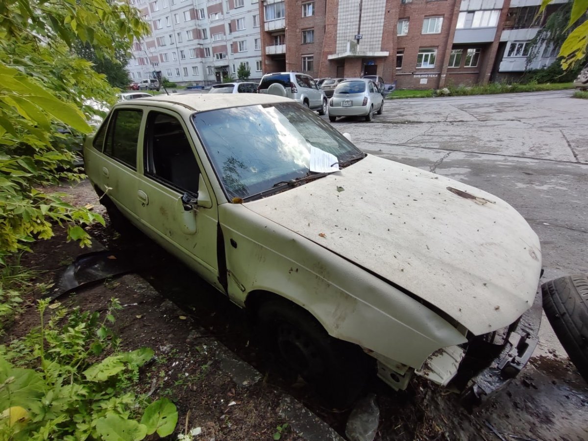 Владельцам брошенных во дворах машин дали десять дней 