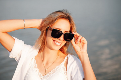 Солнцезащитные очки: не красота, а польза. Почему их можно и нужно носить даже в пасмурную погоду