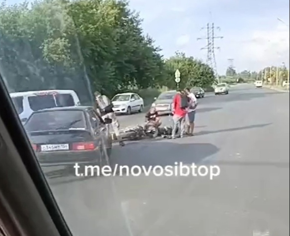 Мотоциклиста увезли в больницу после столкновения с «Ниссаном»