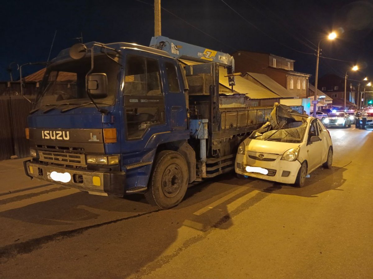 Мужчина скончался после столкновения с грузовиком на Волочаевской