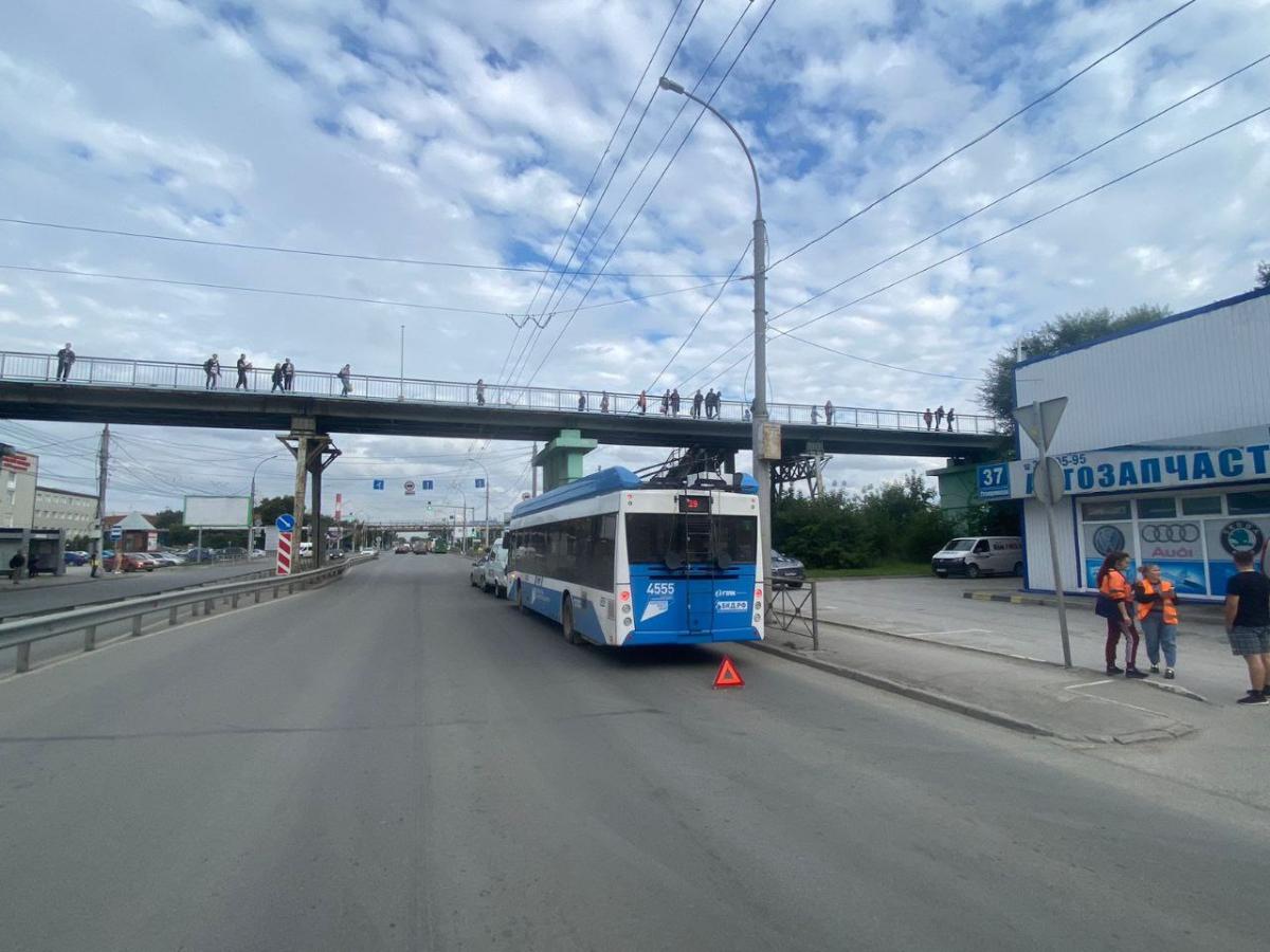 Водитель троллейбуса собрала «паровозик» из автомобилей