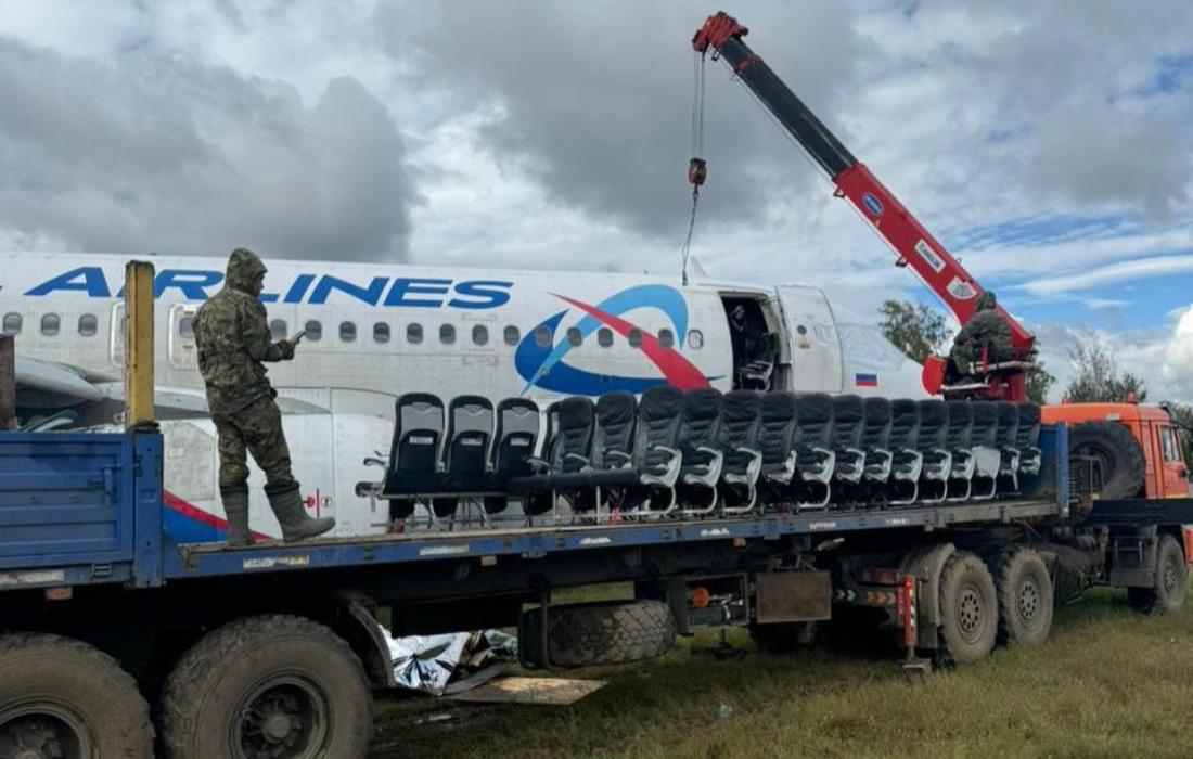 Возле севшего в пшеничном поле самолета замечены рабочие и техника