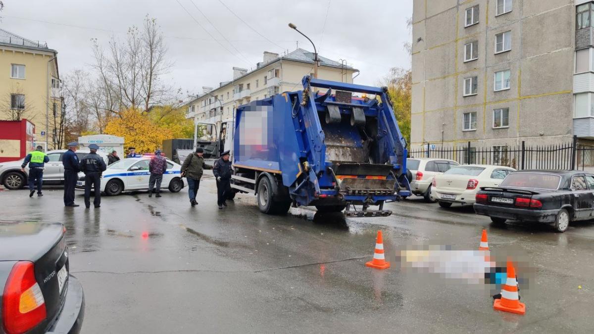 Женщина погибла под колесами мусоровоза 