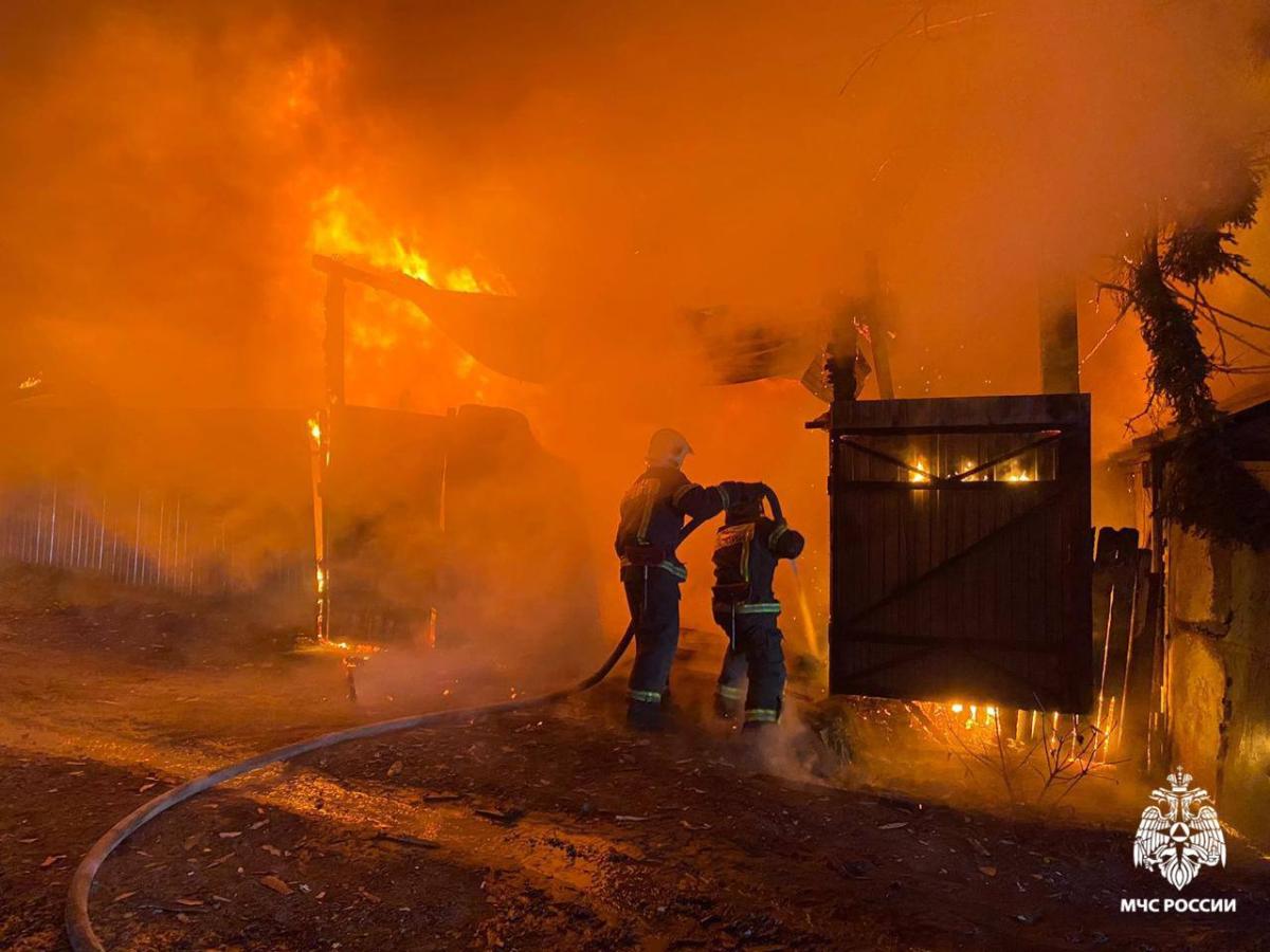 Огонь уничтожил баню и беседку, «зацепив» несколько жилых домов в Первомайском районе