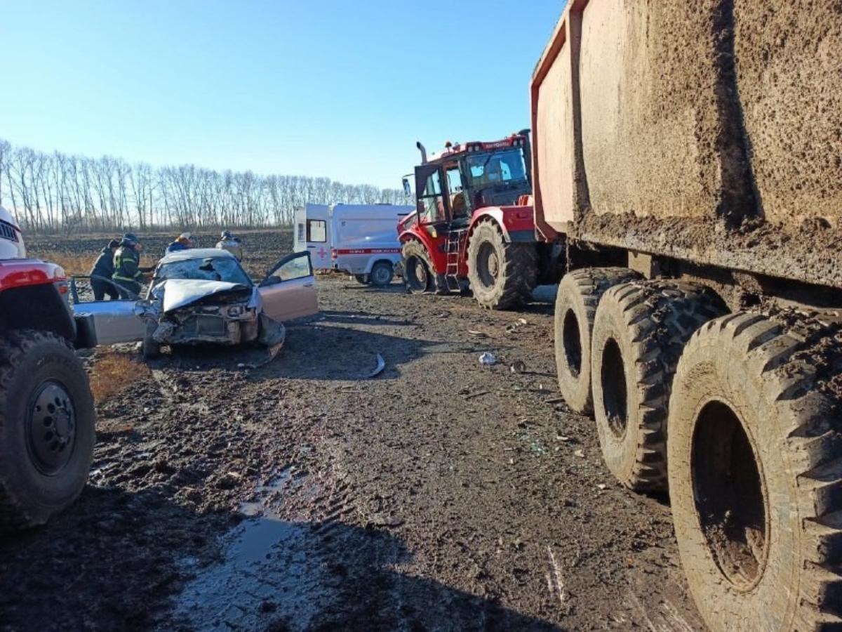 Один погиб, трое пострадали во время столкновения легковушки и трактора 