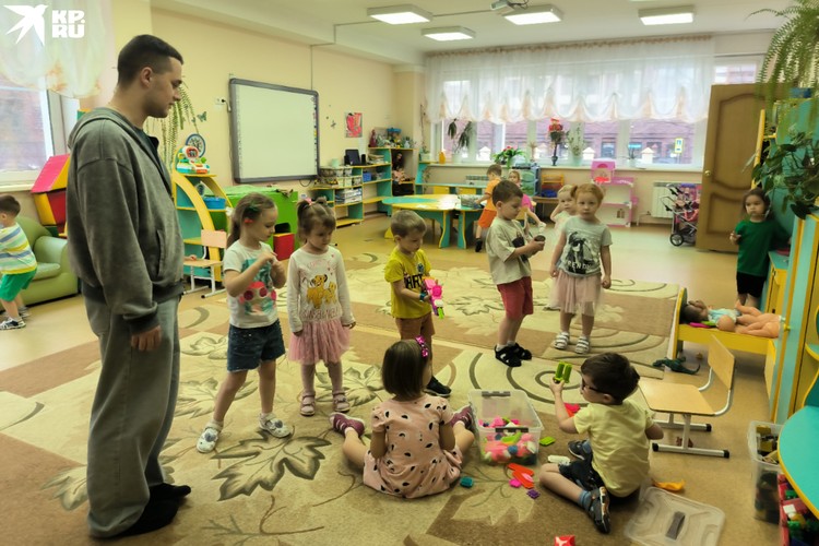 Модный нянь с сережкой в ухе: первый мужчина-воспитатель появился в детском саду