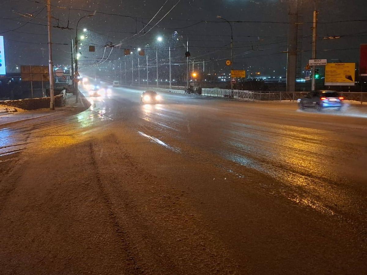 Движение по всем полосам Октябрьского моста возобновлено