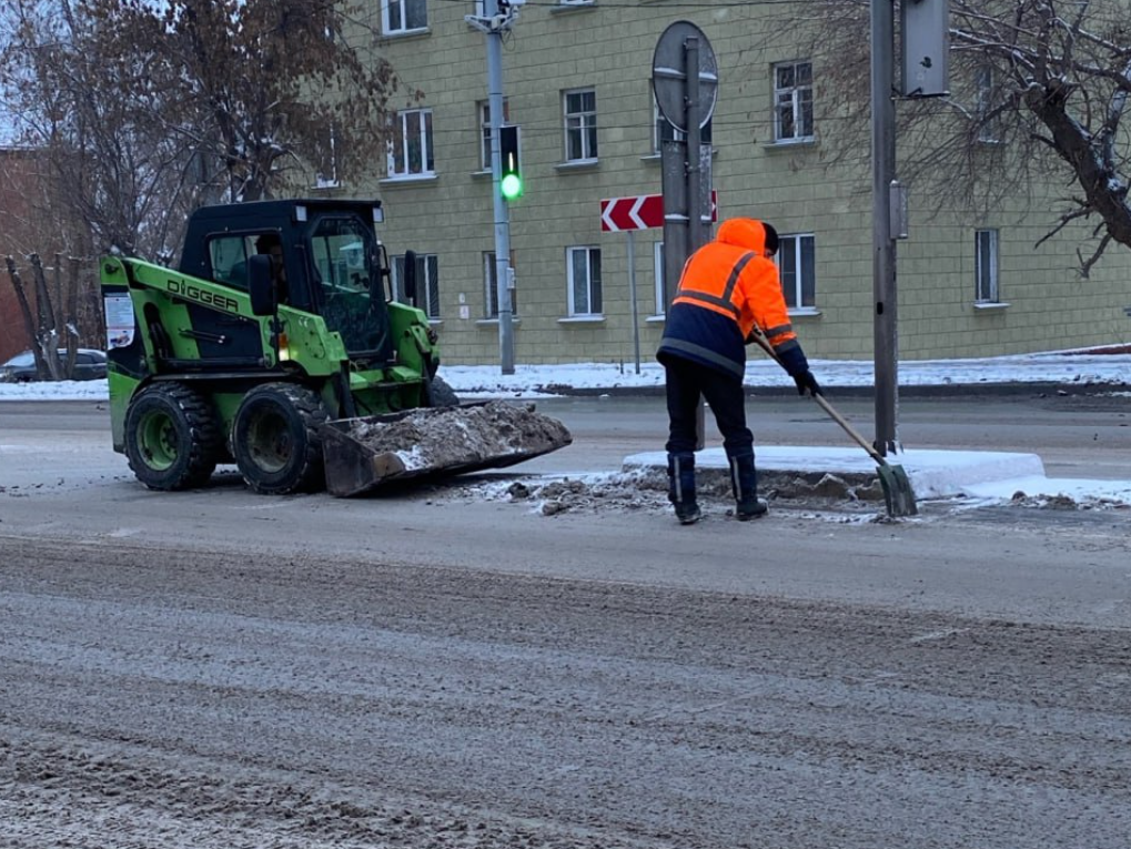 «Ищем в деревнях, переманиваем у других»: в Новосибирске не могут найти дорожных рабочих