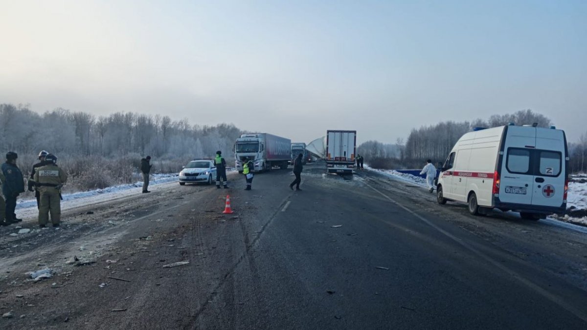 В ДТП с тремя грузовиками погиб мужчина 