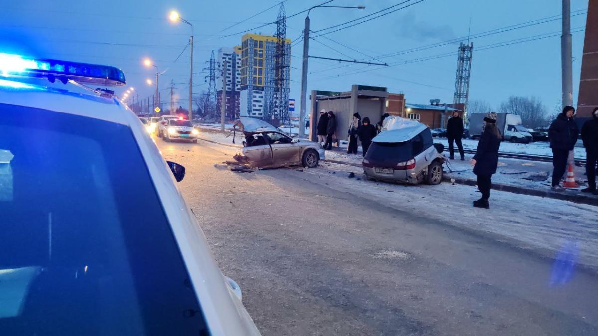 «Субару» разорвало на части: двое мужчин погибли в ДТП (видео)