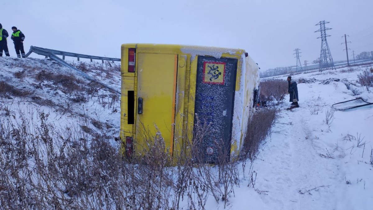 Пассажирский автобус перевернулся на трассе: есть пострадавшие