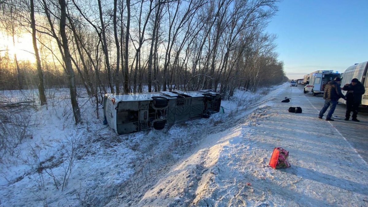 Автобус с пассажирами опрокинулся после столкновения с грузовиком на трассе