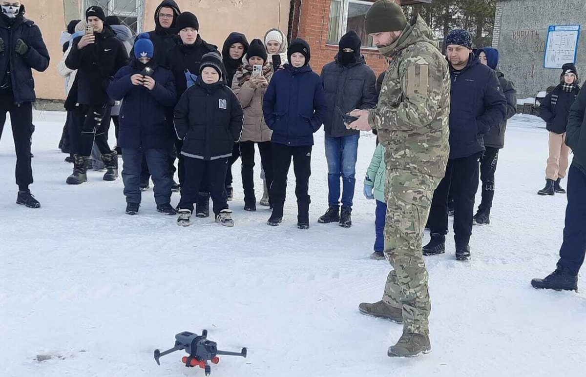 Ликбез по беспилотникам провели новосибирским школьникам