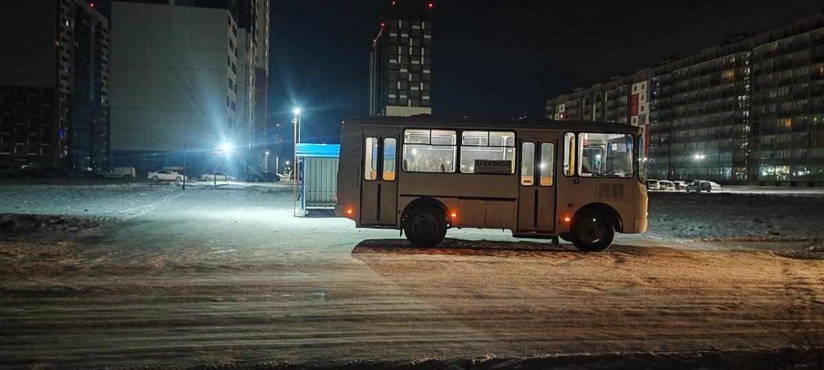 Водитель автобуса наехал на поскользнувшегося при посадке мальчика