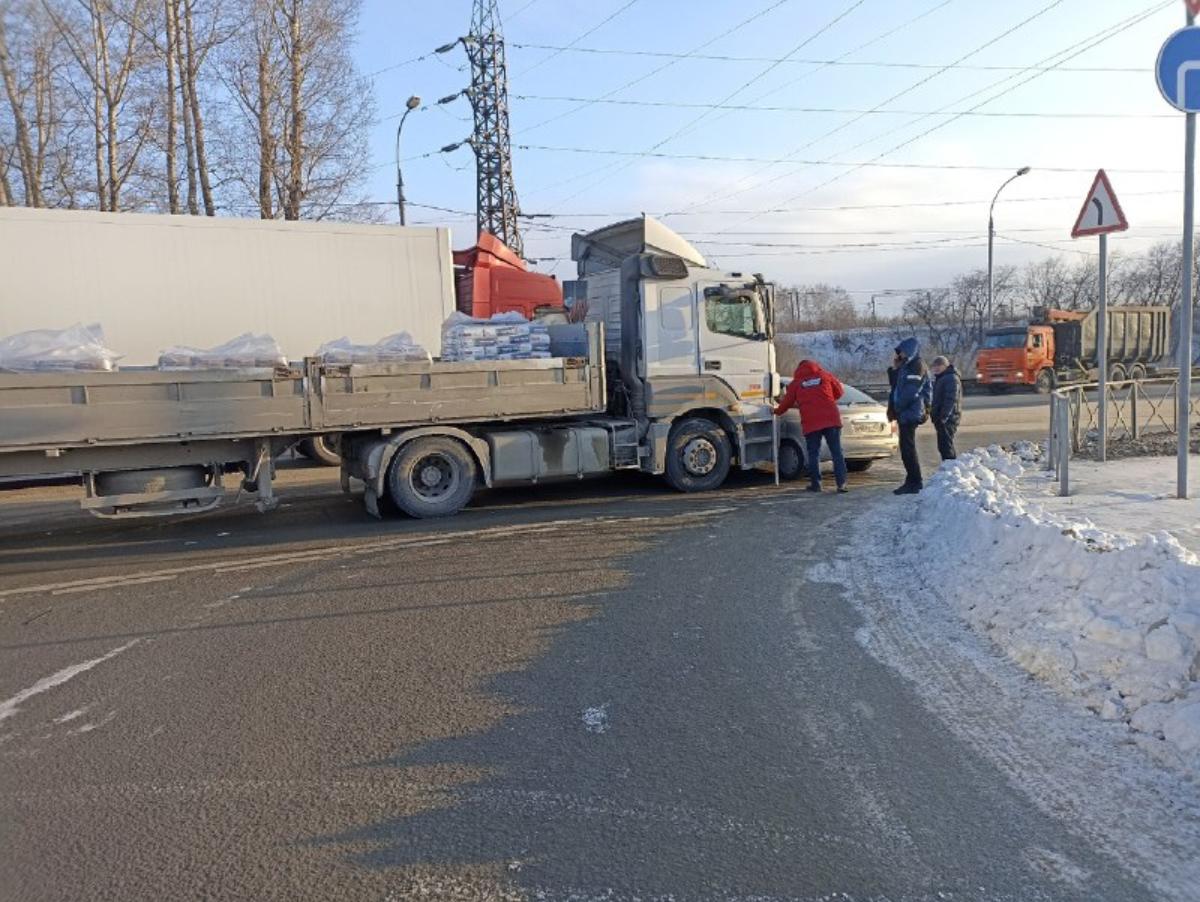 Фура подмяла седан – на дорогах заблокировано движение