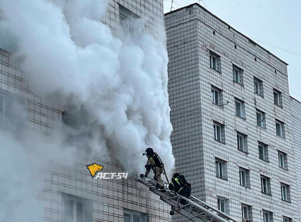 В общежитии произошел пожар: пожарные спасли 20 человек